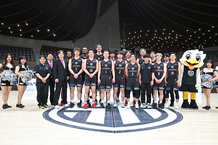 SHINAGAWA CITY BASKETBALL CLUBの選手、監督、コーチ、スタッフ、チアガール、マスコットの集合写真