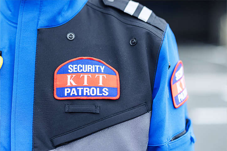 ケイ・ティ・ティの冬用制服胸元アップ