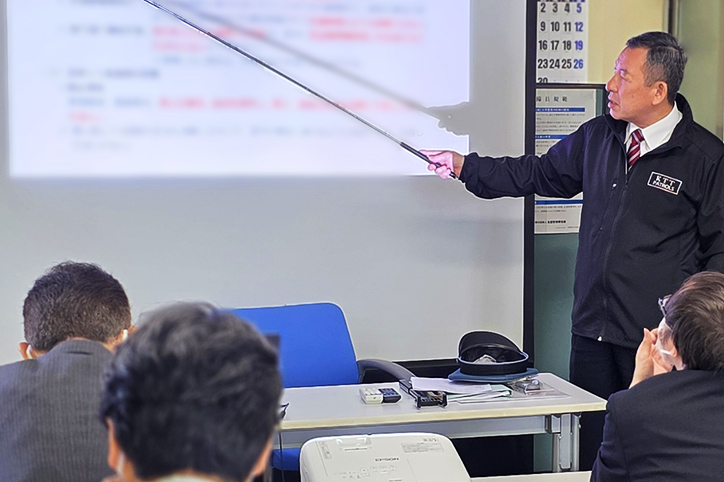 保安マネジャーの警備スタッフへの講習シーン