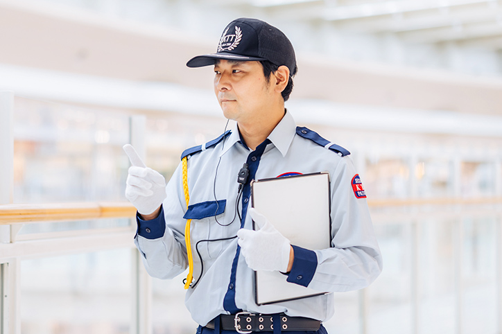 ショッピングモール内を警備員が巡回している様子